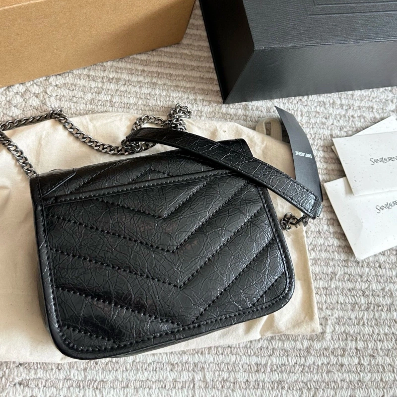 The chain envelope bag is truly the quintessential ‘entry-level’ classic-box