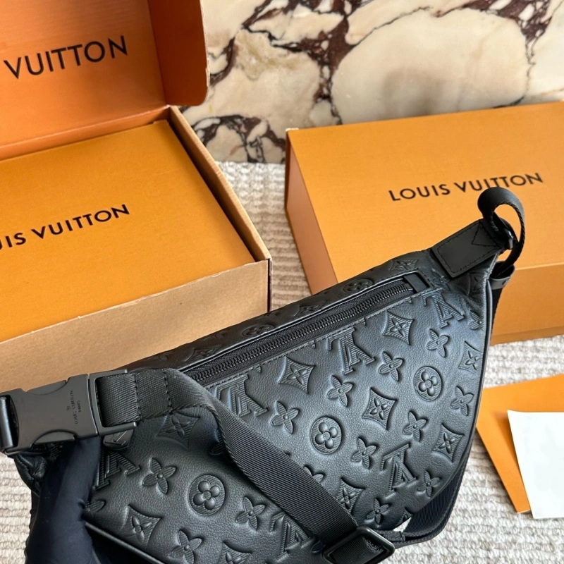 Cowhide chest bag. The ultimate cool gift for my boyfriend!-box