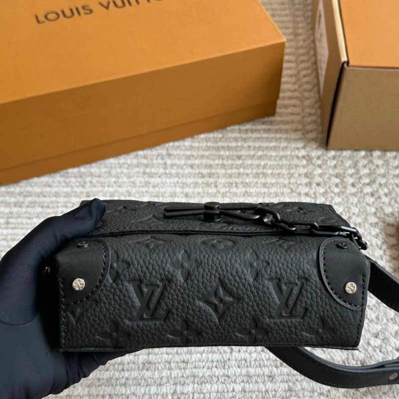 I got a versatile black men’s bag-box