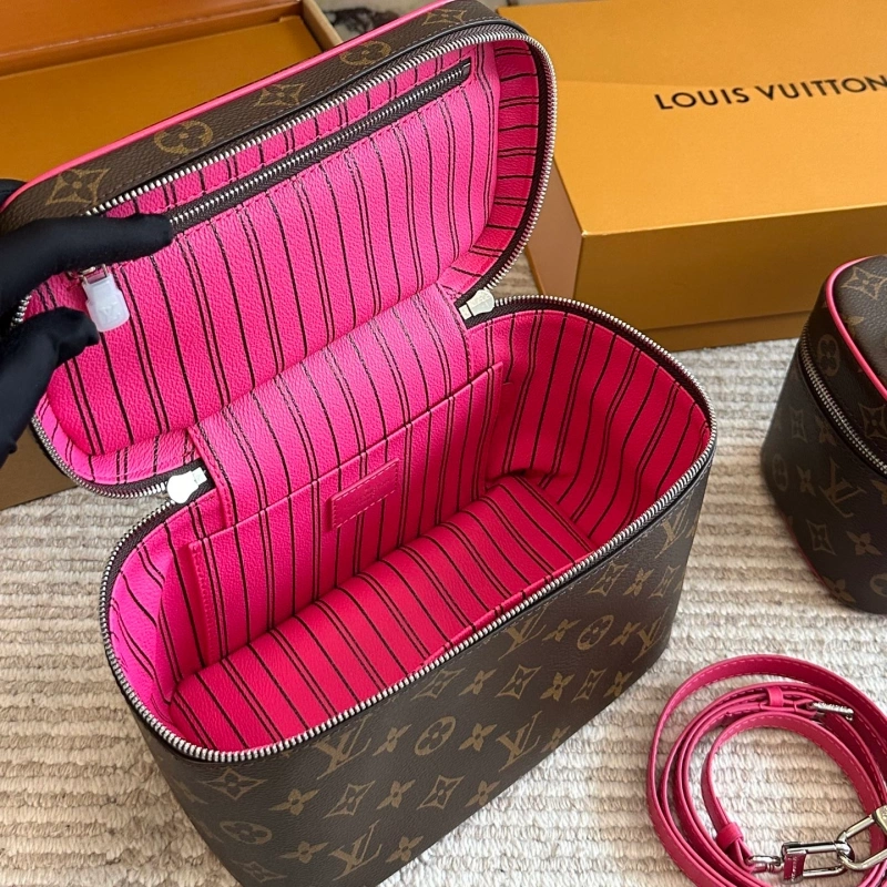 With a long shoulder strap, it can be worn crossbody and packaged in a cowhide gift box-box
