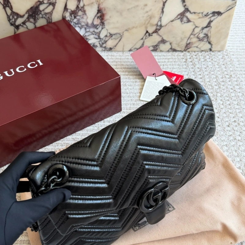 “Black enamel hardware with V-shaped quilting-box