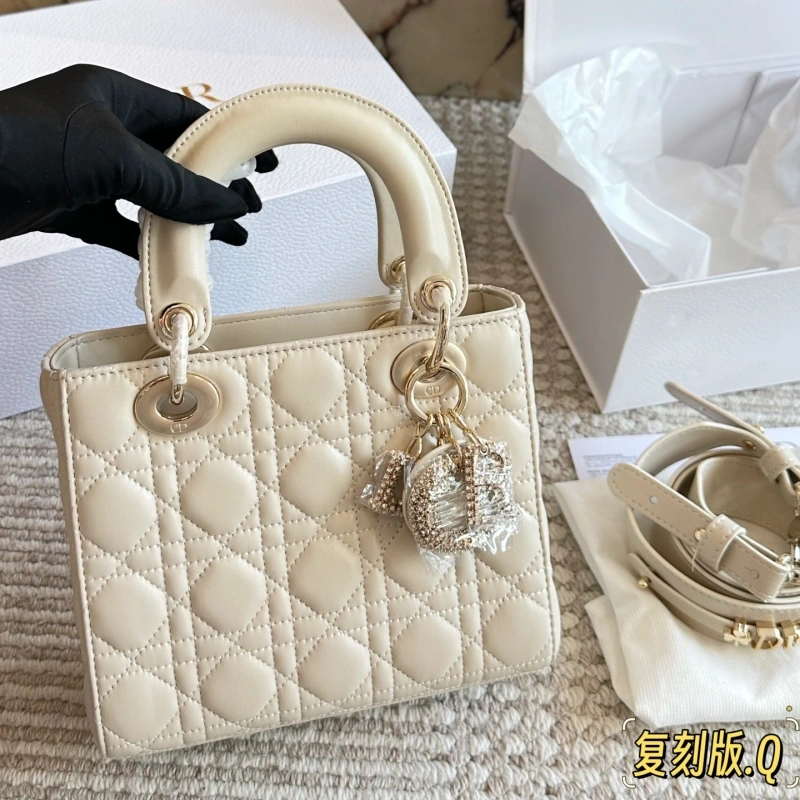 Diamond buckle, four compartments of the Davis bag, and wide shoulder straps-box