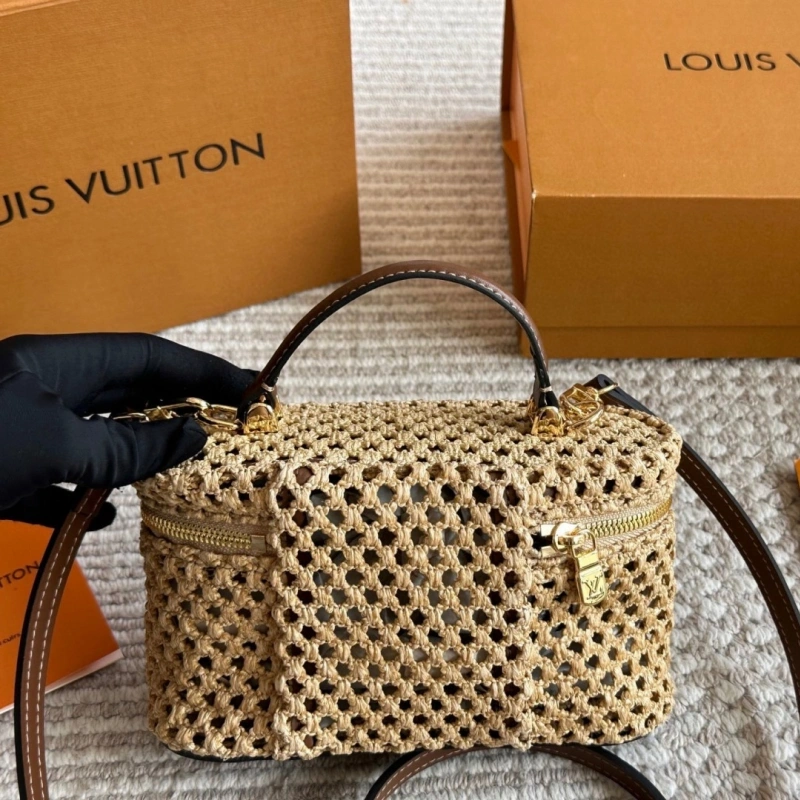 L’s latest raffia bag-box