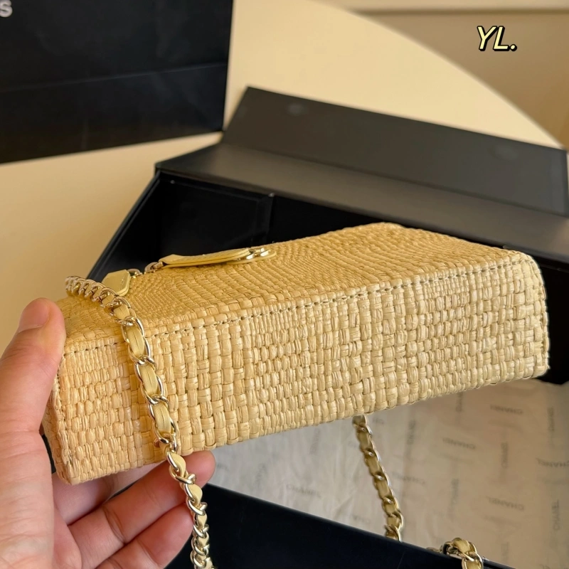 Made of woven straw with a metal chain. It’s retro yet stylish-box