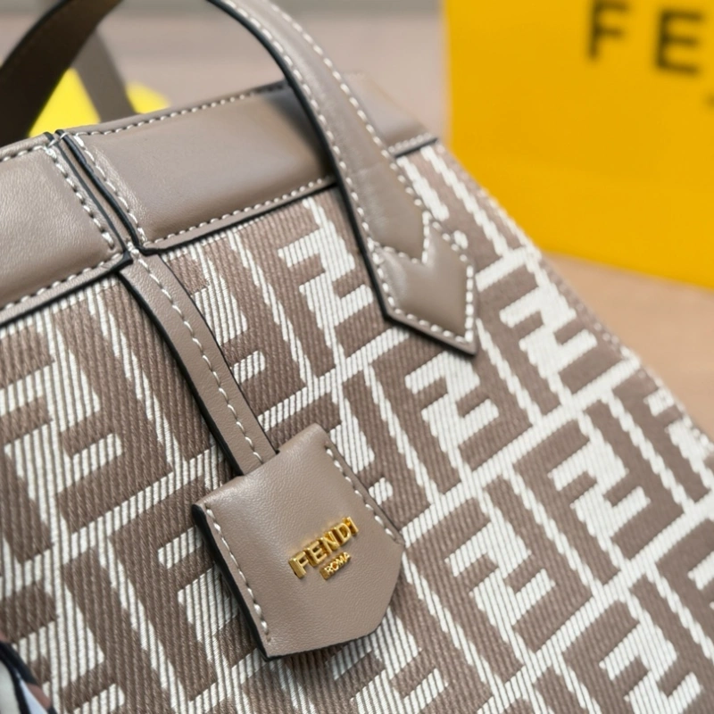 Inspired by the art of origami, the shape of the bag can be changed at will-box