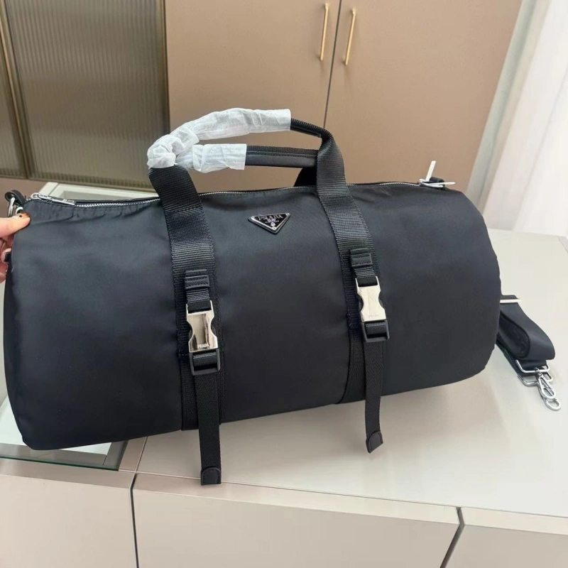 A stylish and spacious travel bag-no box