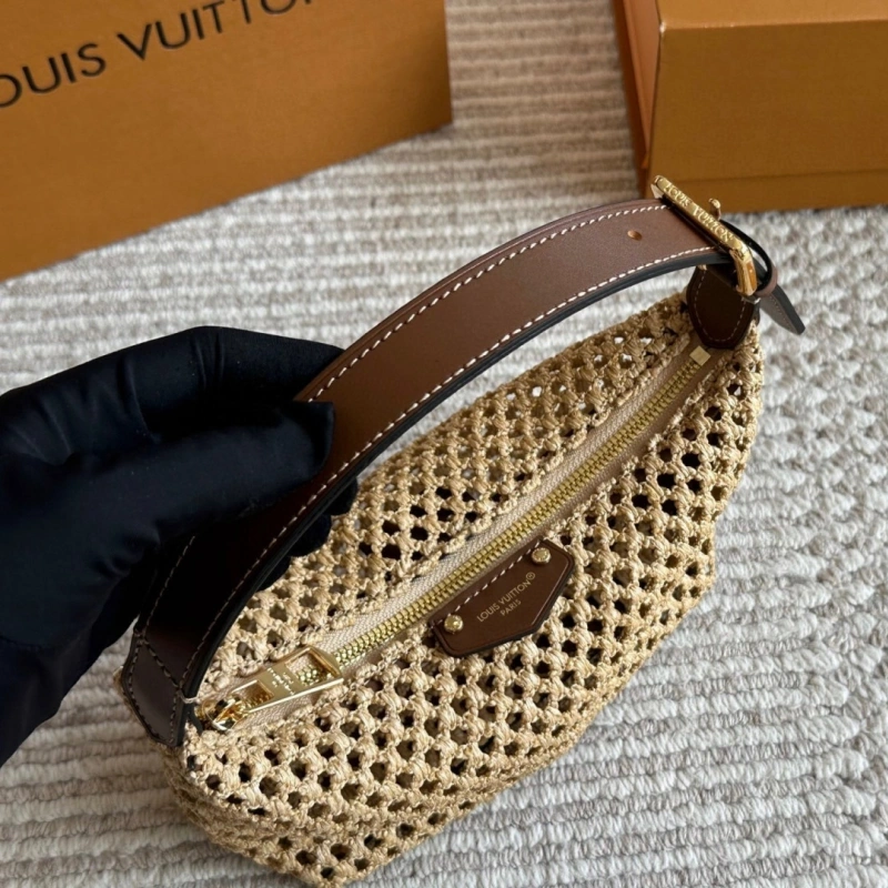 L’s latest raffia bag-box