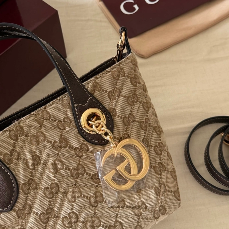 The monogram tote: laid-back and effortlessly chic