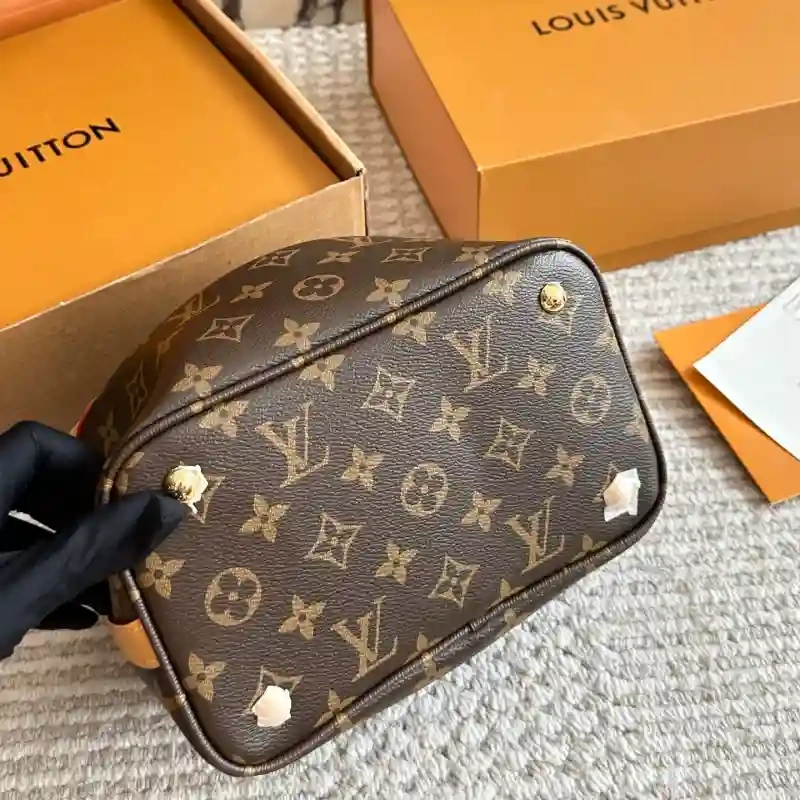 With a long shoulder strap, it can be worn crossbody on one shoulder L-home new cosmetic bag-box