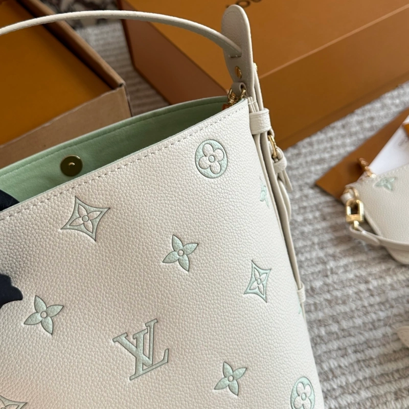 Metal lock + adjustable shoulder strap-box