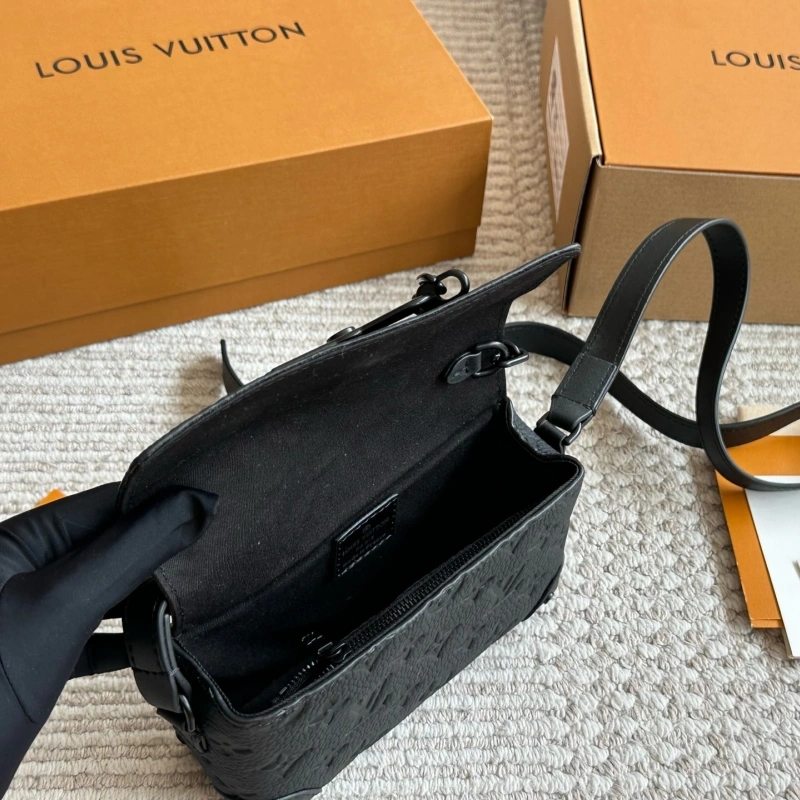 I got a versatile black men’s bag-box