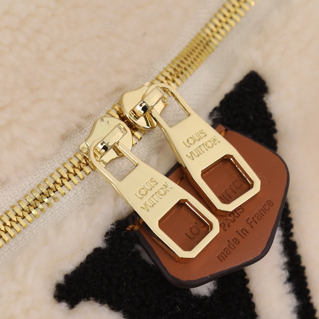 LV fashion new backpack casual waist bag cross-body bag outdoor sports backpack-without packaging box