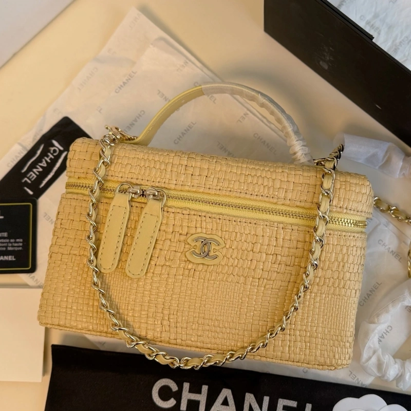 Made of woven straw with a metal chain. It’s retro yet stylish-box