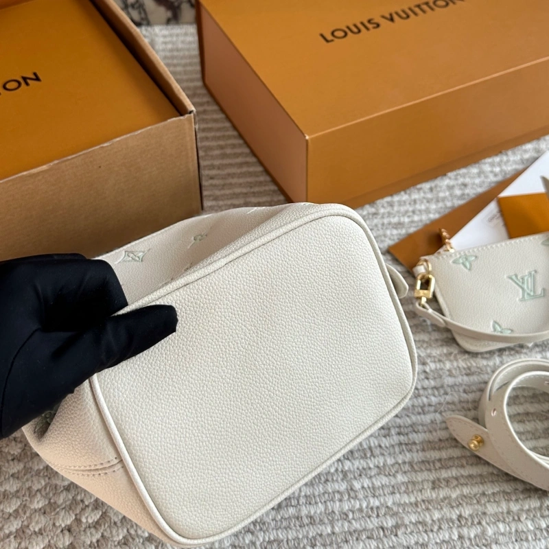 Metal lock + adjustable shoulder strap-box