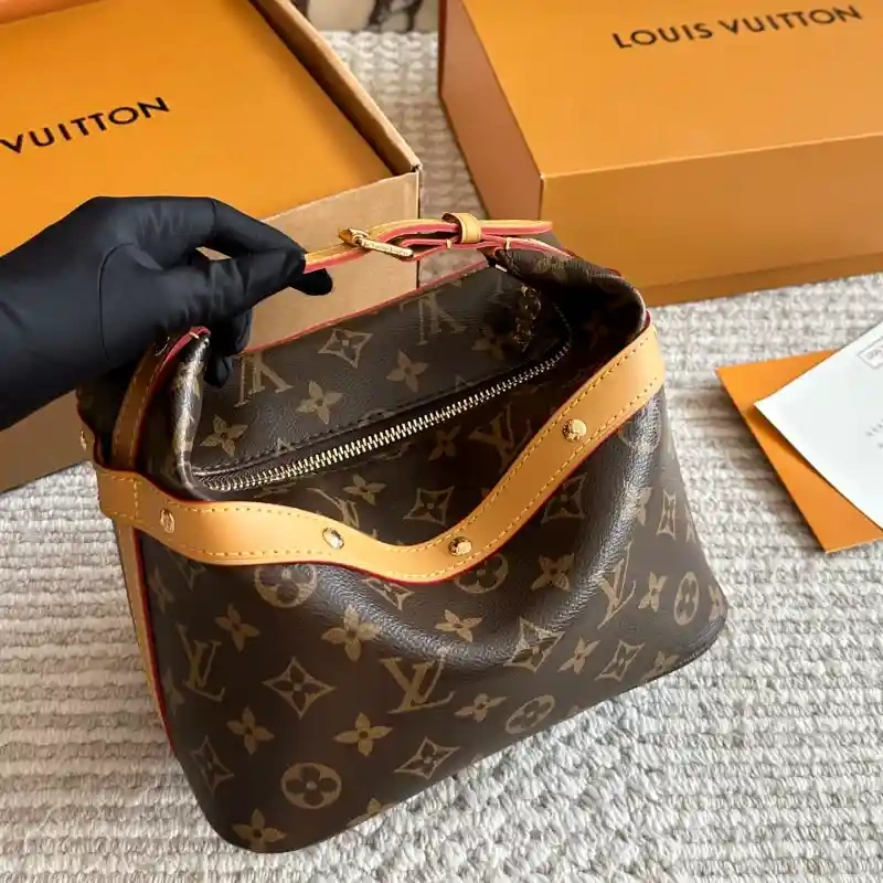 With a long shoulder strap, it can be worn crossbody on one shoulder L-home new cosmetic bag-box