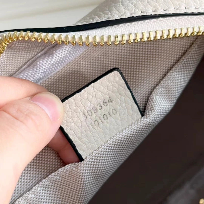 “The classic beige is back!”-box