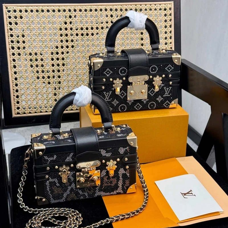 It can be carried by hand or cross-body and is full of diamond box bags-box