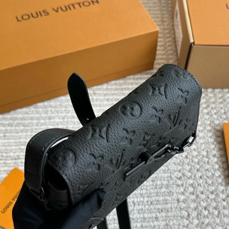 I got a versatile black men’s bag-box