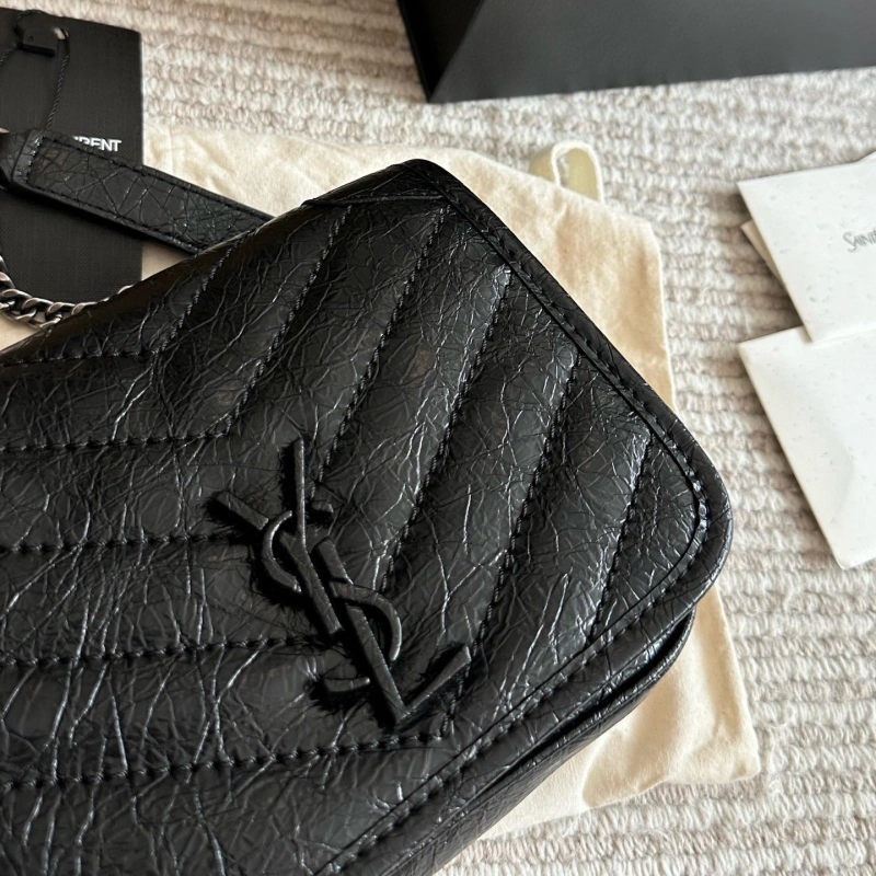 The chain envelope bag is truly the quintessential ‘entry-level’ classic-box