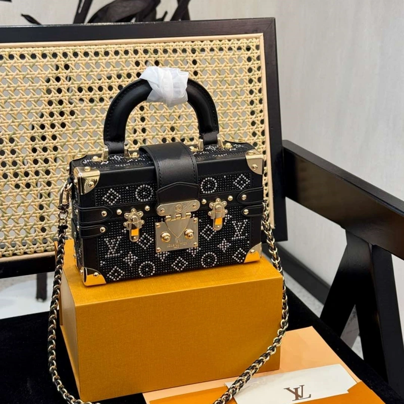 It can be carried by hand or cross-body and is full of diamond box bags-box