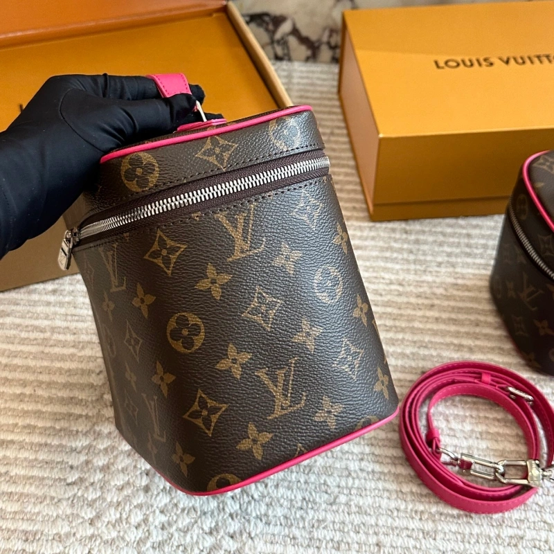 With a long shoulder strap, it can be worn crossbody and packaged in a cowhide gift box-box