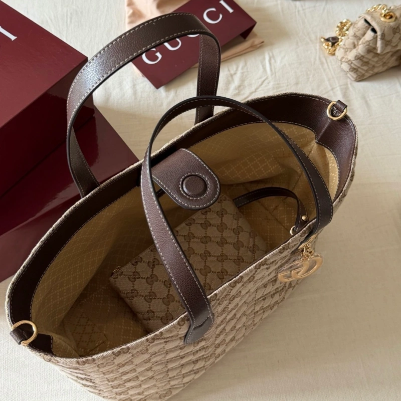The monogram tote: laid-back and effortlessly chic