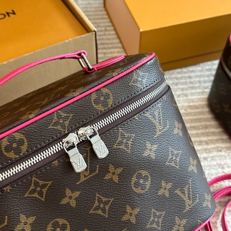 With a long shoulder strap, it can be worn crossbody and packaged in a cowhide gift box-box