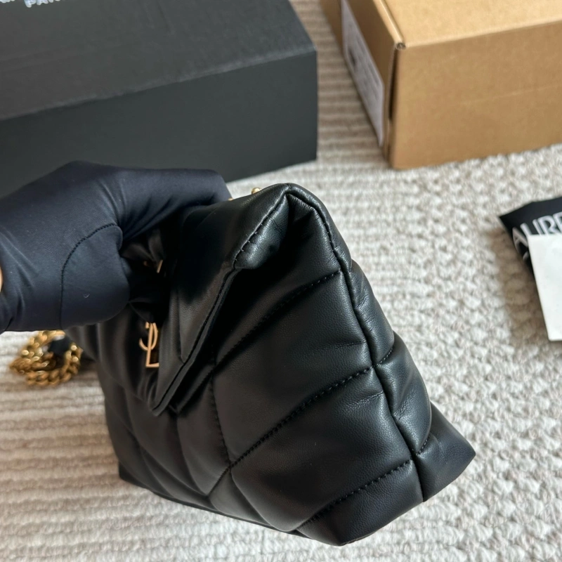The cloud bag comes with a full package