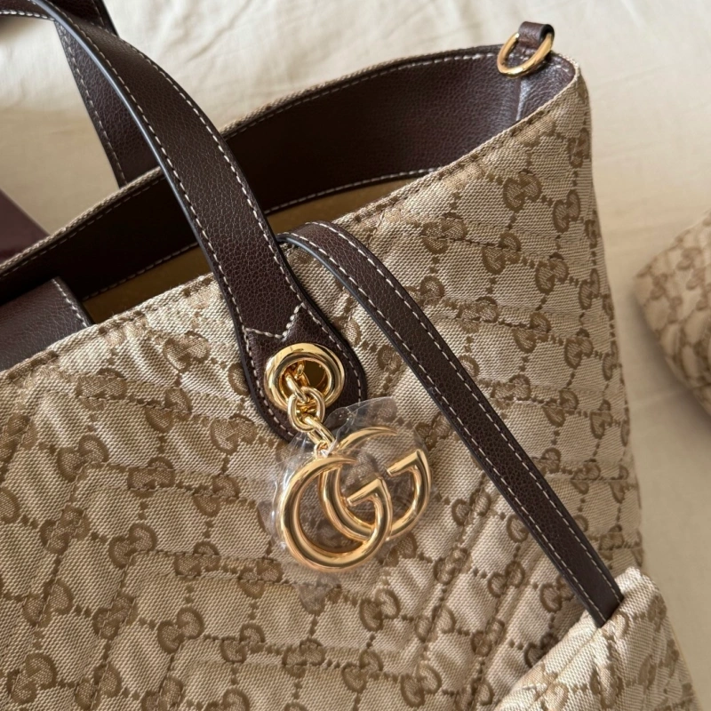 The monogram tote: laid-back and effortlessly chic