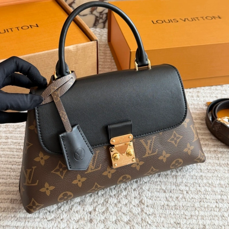 L loves bags with handles like this-box