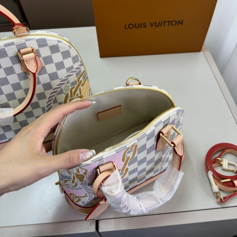 A petite and vintage shell bag-no box