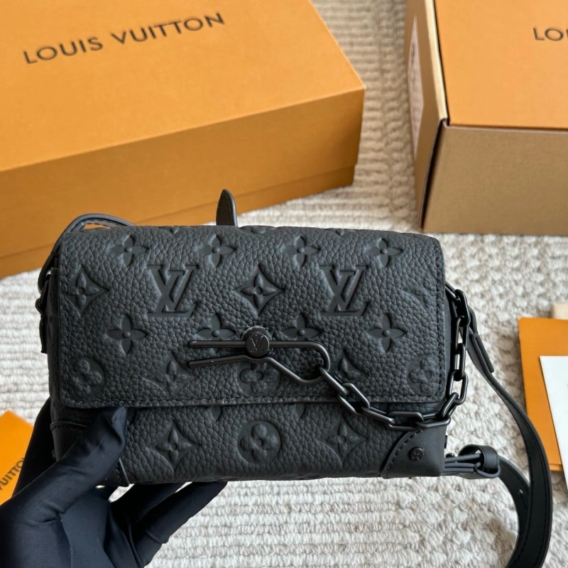 I got a versatile black men’s bag-box