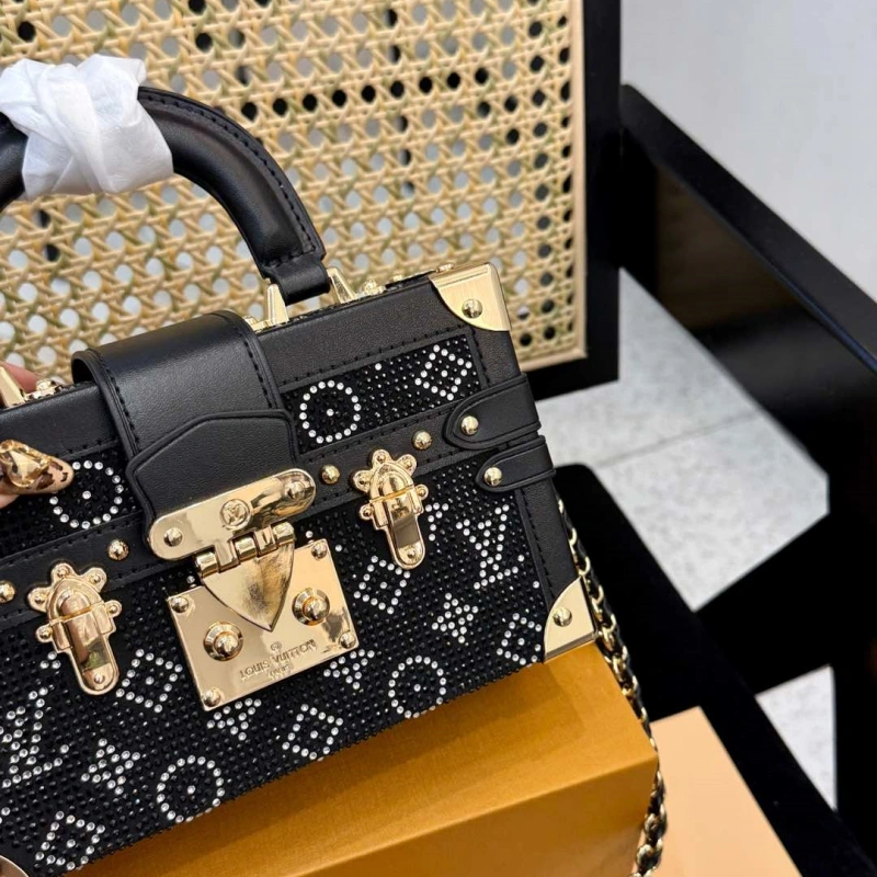 It can be carried by hand or cross-body and is full of diamond box bags-box