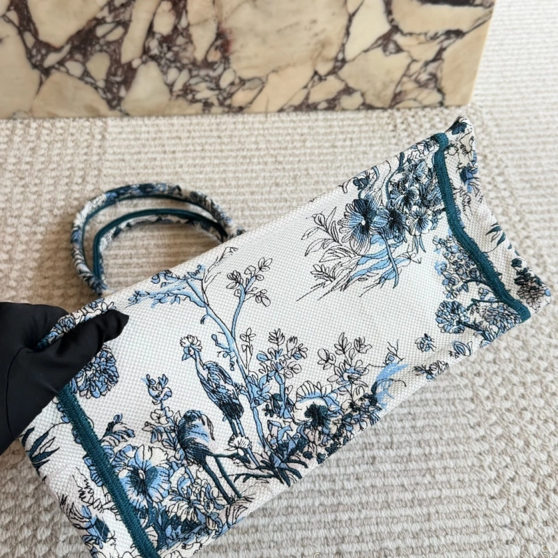 Latest Fashion 3D Embossed Tote Bag – Unique Handcrafted Embroidery for a Luxe Daily Look-box