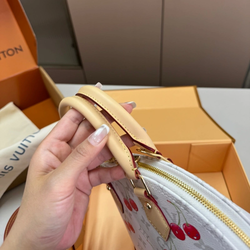 A petite and vintage shell bag-box
