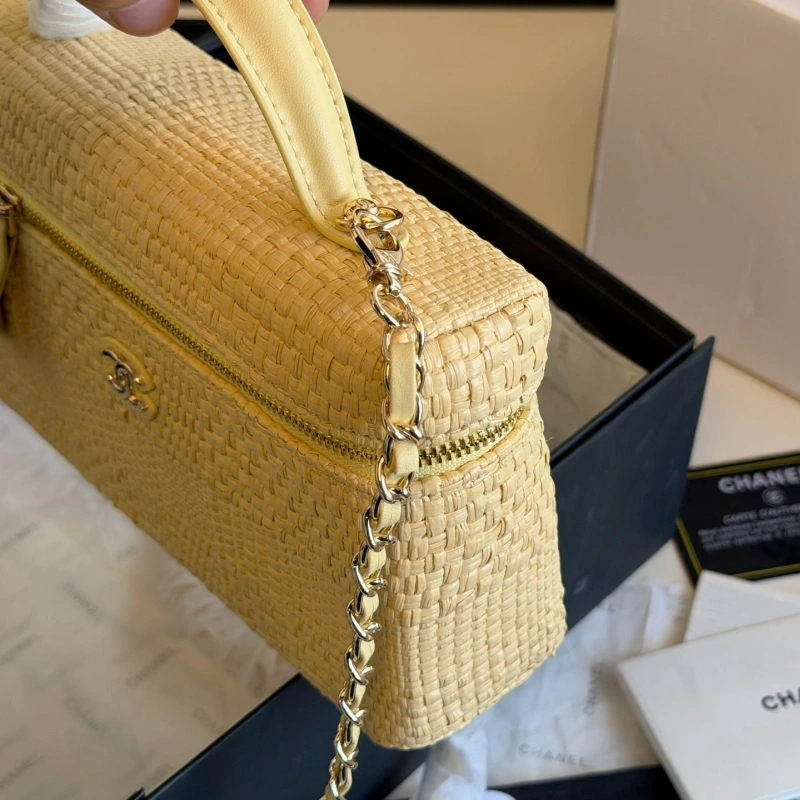 Made of woven straw with a metal chain. It’s retro yet stylish-box