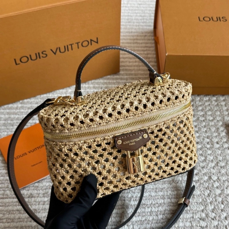 L’s latest raffia bag-box