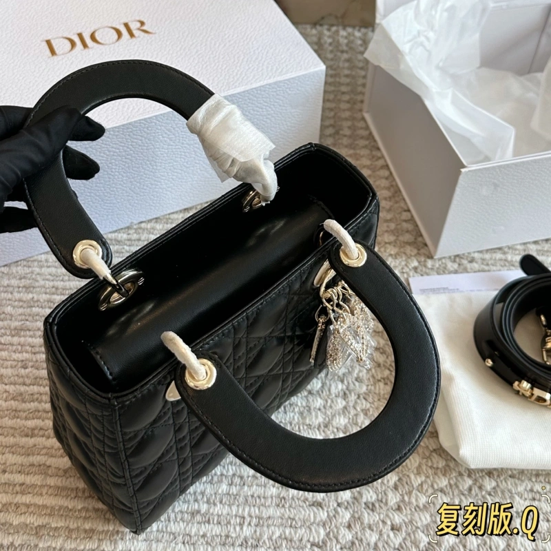 Diamond buckle, four compartments of the Davis bag, and wide shoulder straps-box