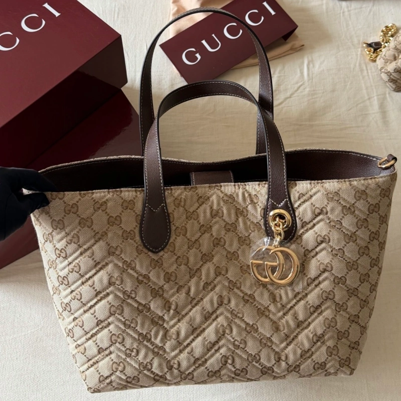 The monogram tote: laid-back and effortlessly chic