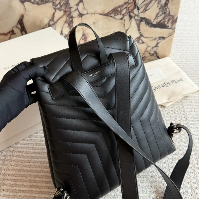 Classic black shade featuring the iconic Y-signature V-quilting-box