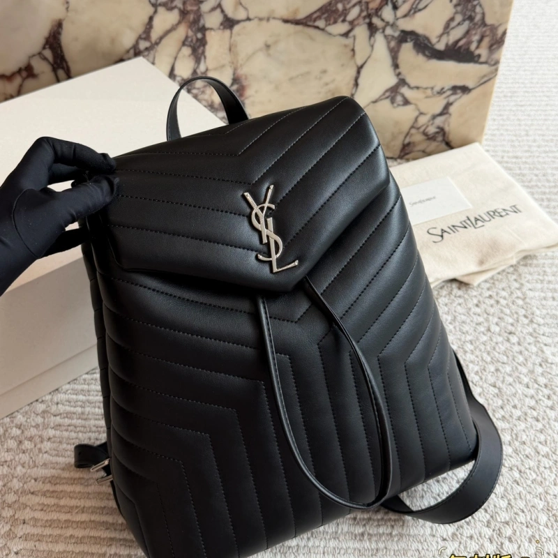 Classic black shade featuring the iconic Y-signature V-quilting-box