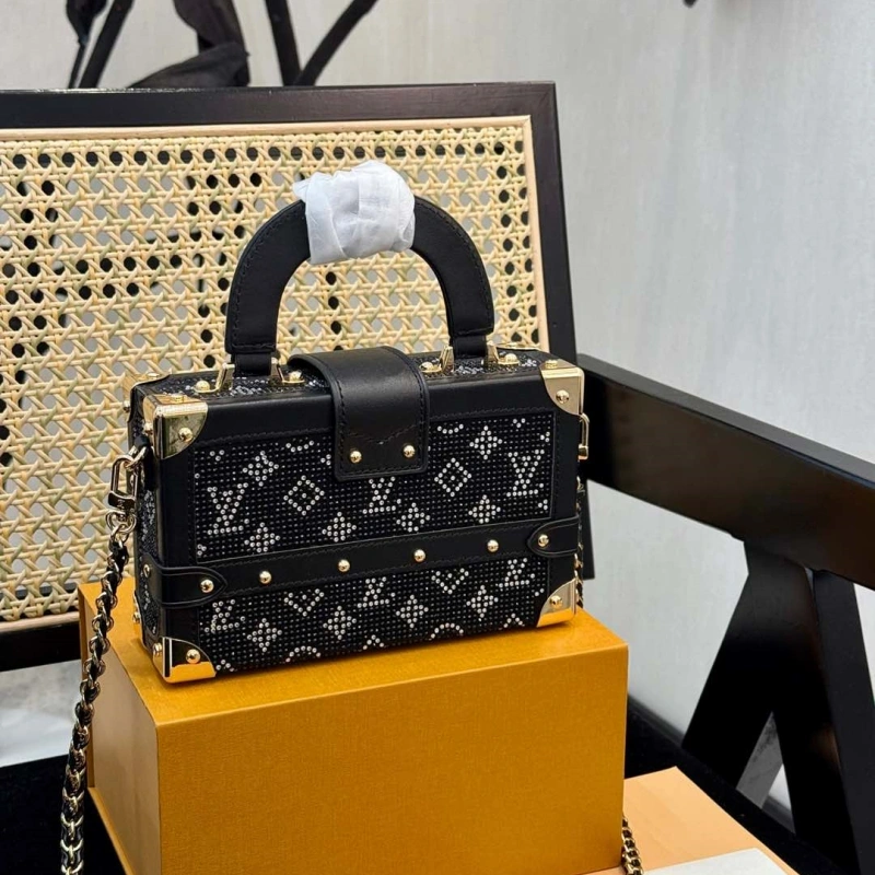 It can be carried by hand or cross-body and is full of diamond box bags-box