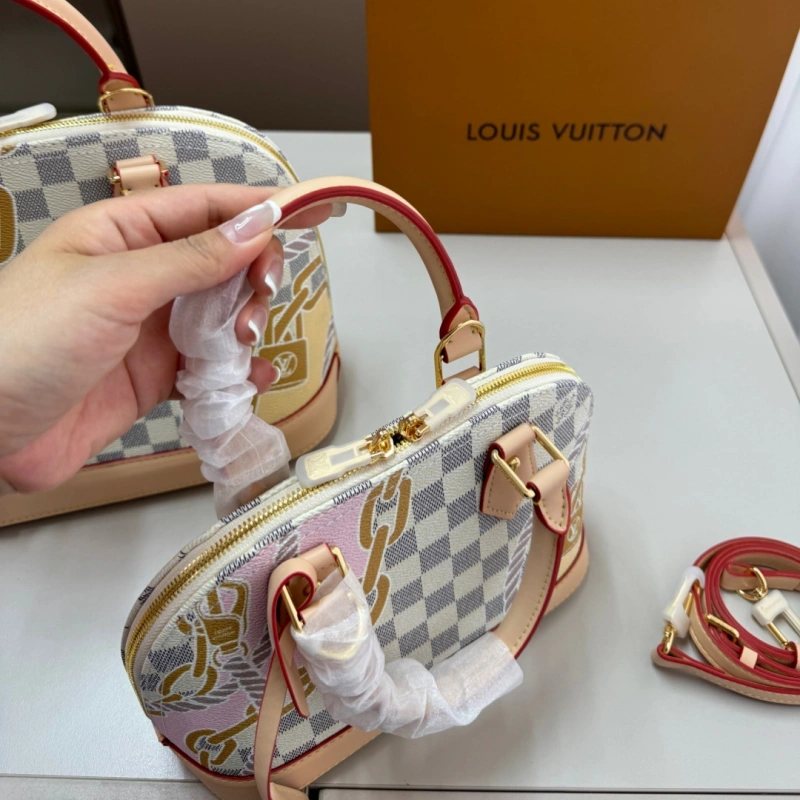 A petite and vintage shell bag-no box