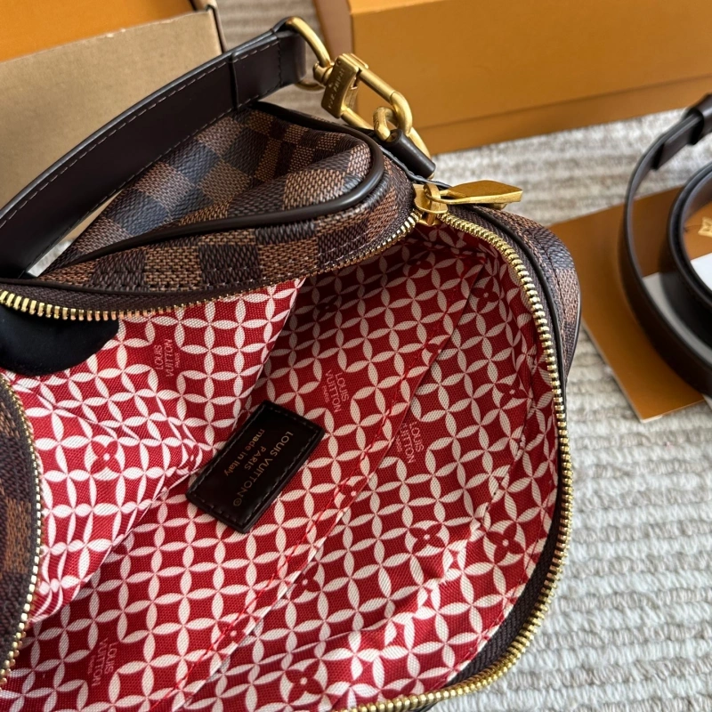 The men’s new NIINIL has a horizontal double-layer design-box