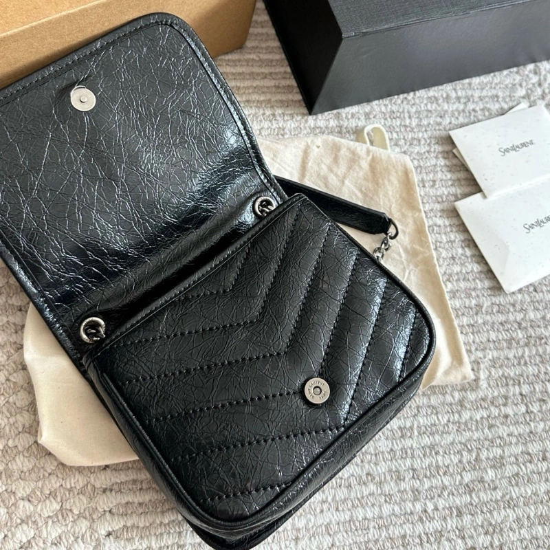 The chain envelope bag is truly the quintessential ‘entry-level’ classic-box