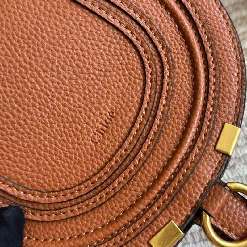 Classic saddle silhouette with full-grain soft leather-box