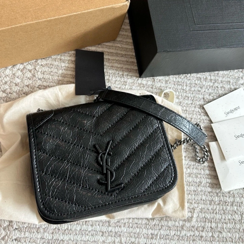 The chain envelope bag is truly the quintessential ‘entry-level’ classic-box