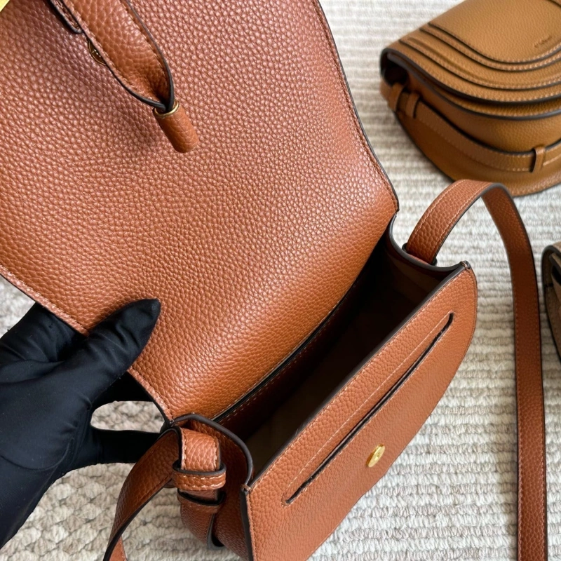Classic saddle silhouette with full-grain soft leather-box