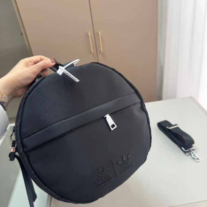 A stylish and spacious travel bag-no box
