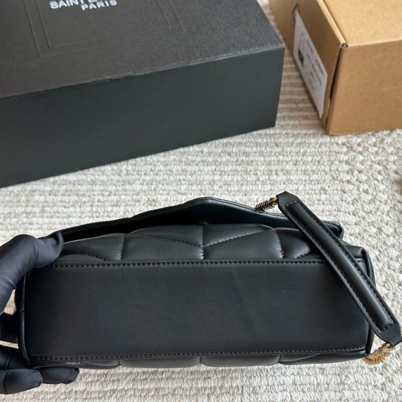 The cloud bag comes with a full package